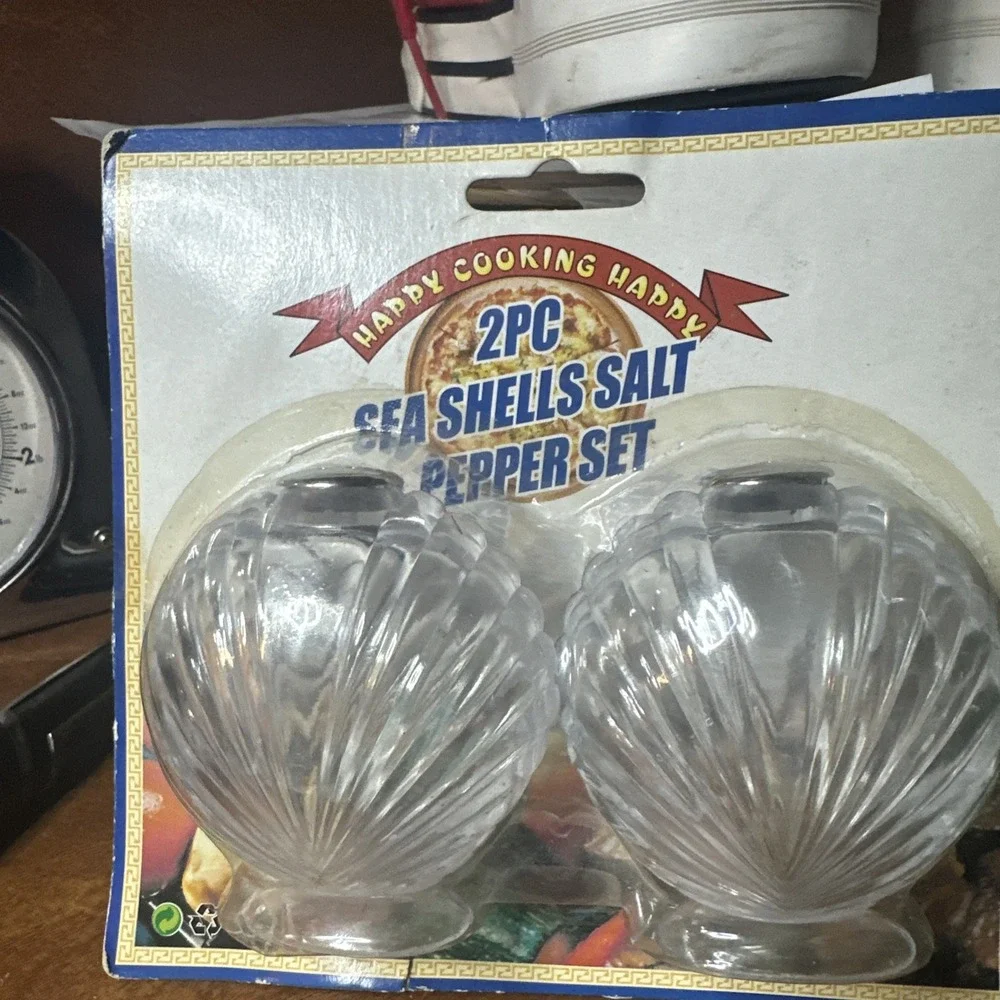Clear Plastic Acrylic Salt and Pepper Shakers Clamshell, And Original Packaging